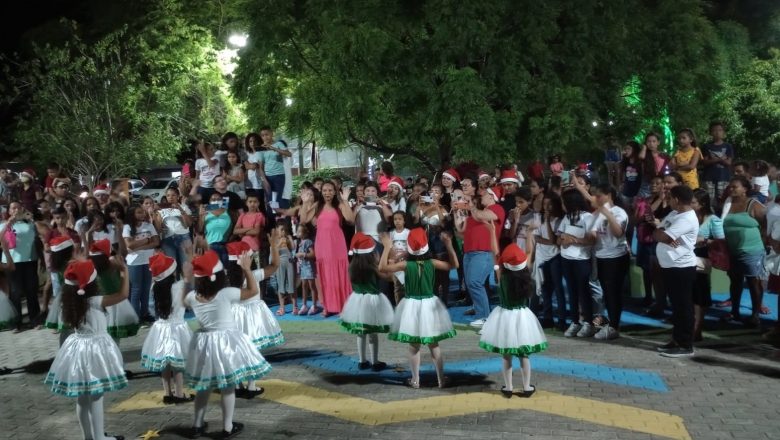 BAIRRO BOA ESPERANÇA RECEBE CARAVANA DO NATAL ENCANTADO EM MONTANHAS