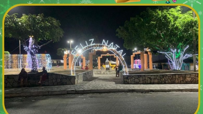 DEZEMBRO EM MONTANHAS COM ORNAMENTAÇÕES E ILUMINAÇÕES NATALINAS