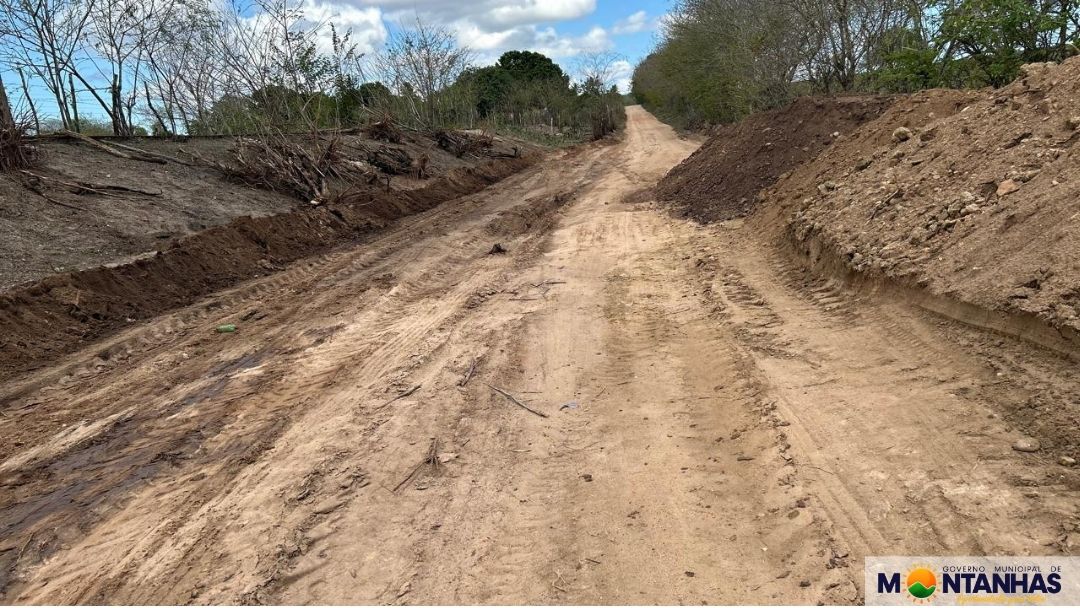 BAIRRO LAGOA DE PEDRAS RECEBE TRATAMENTO NA ESTRADA PRINCIPAL E CONSTRUÇÃO DE BUEIRO (2)